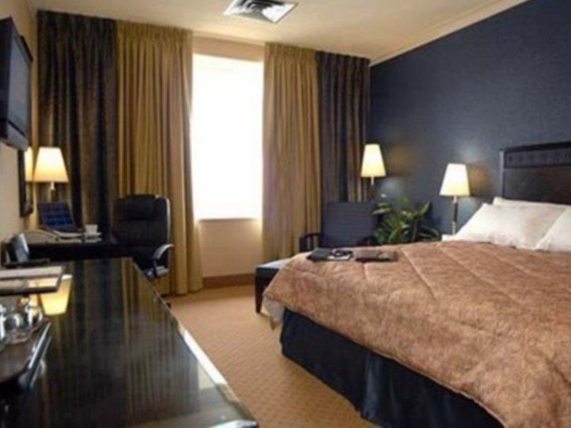 Lelux Hotel Montreal Room photo