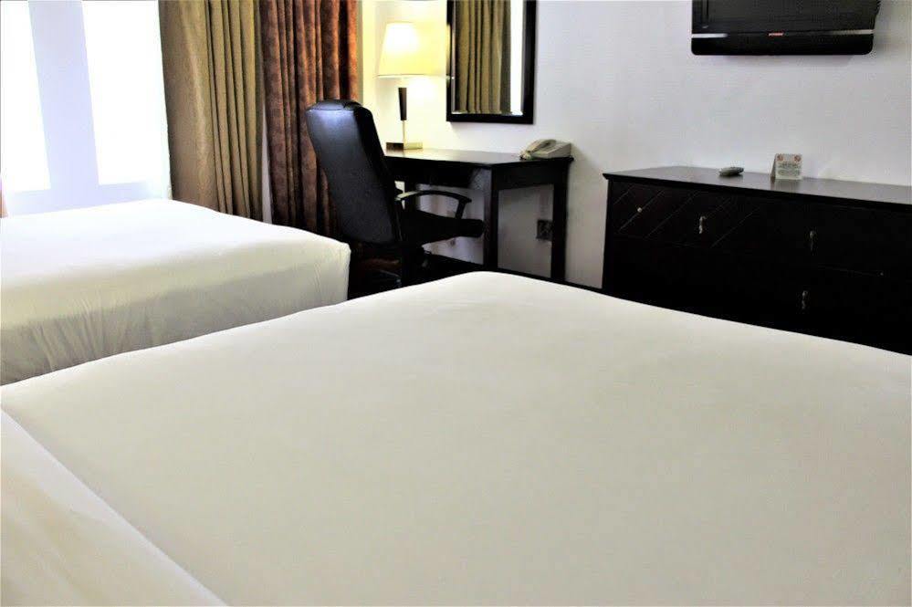 Lelux Hotel Montreal Exterior photo